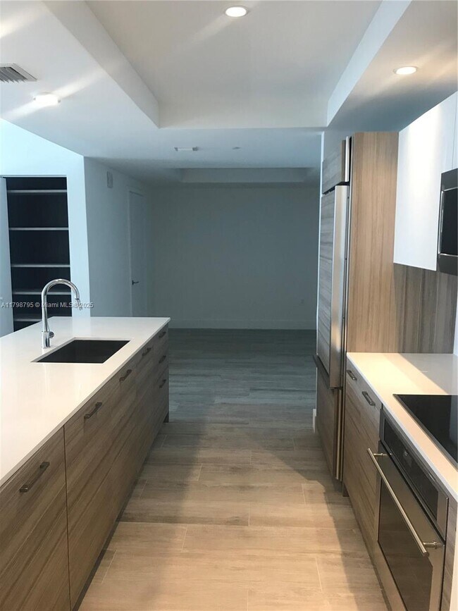 Foto del edificio - 121 NE 34th St