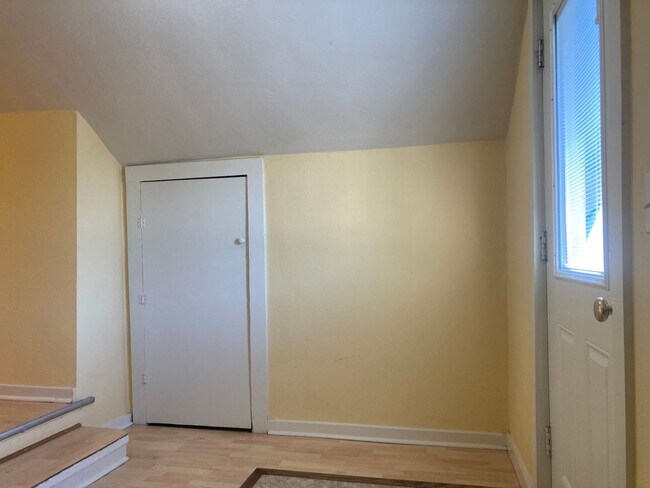 Building Photo - Charming 2nd Level Apartment
