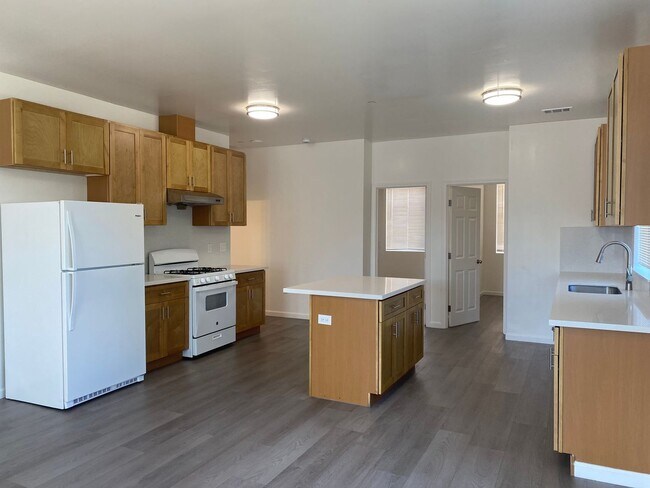 Foto del edificio - 2406-2408 W Avenue 134th (LO)