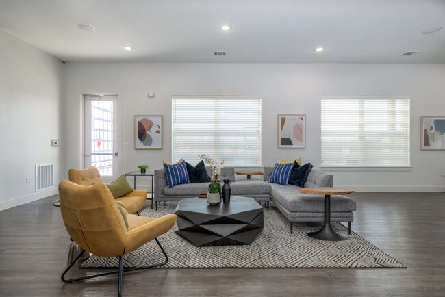 Building Photo - Luxe 2 Bedroom Apartments with Modern Amen...