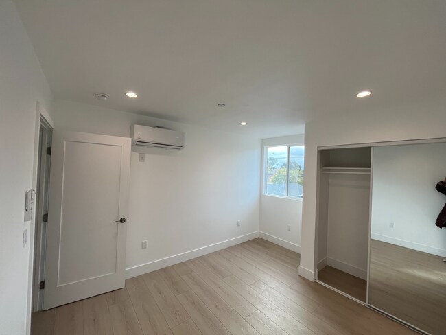 Building Photo - 6723 Vineland Ave