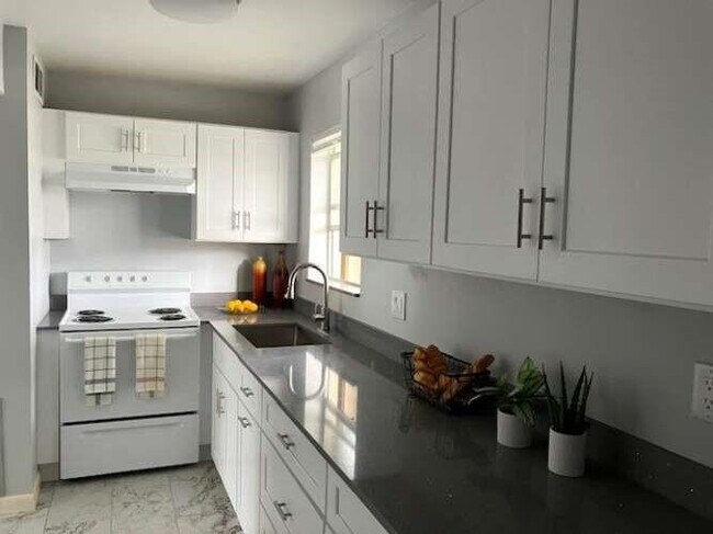 Foto del edificio - 317 Lake Evelyn Dr