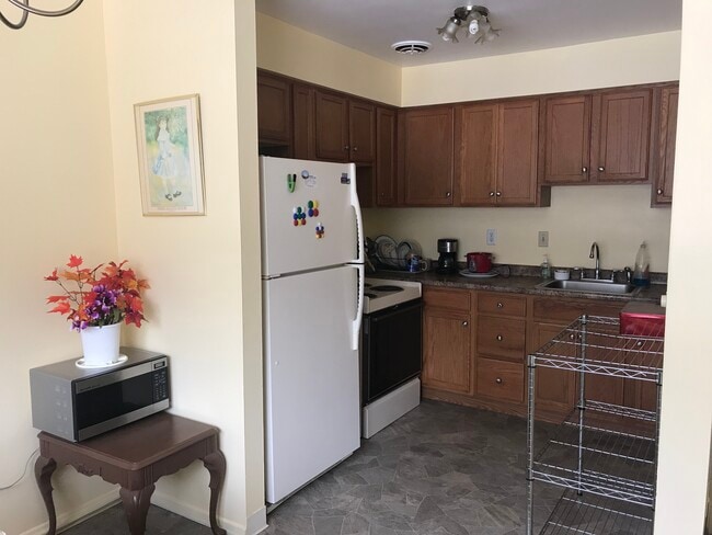 Kitchen - 129 Baywood Ave