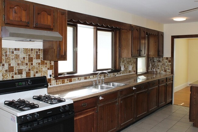 Foto del edificio - 242 Newbury Ave