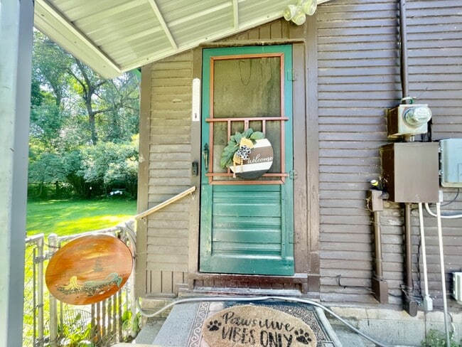 Foto del edificio - 223 Hemlock Dr