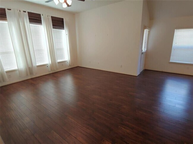 Foto del edificio - 3122 Crescent Oaks Park Ln