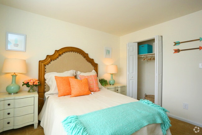 Building Photo - Emerald Point Apartments & Townhomes