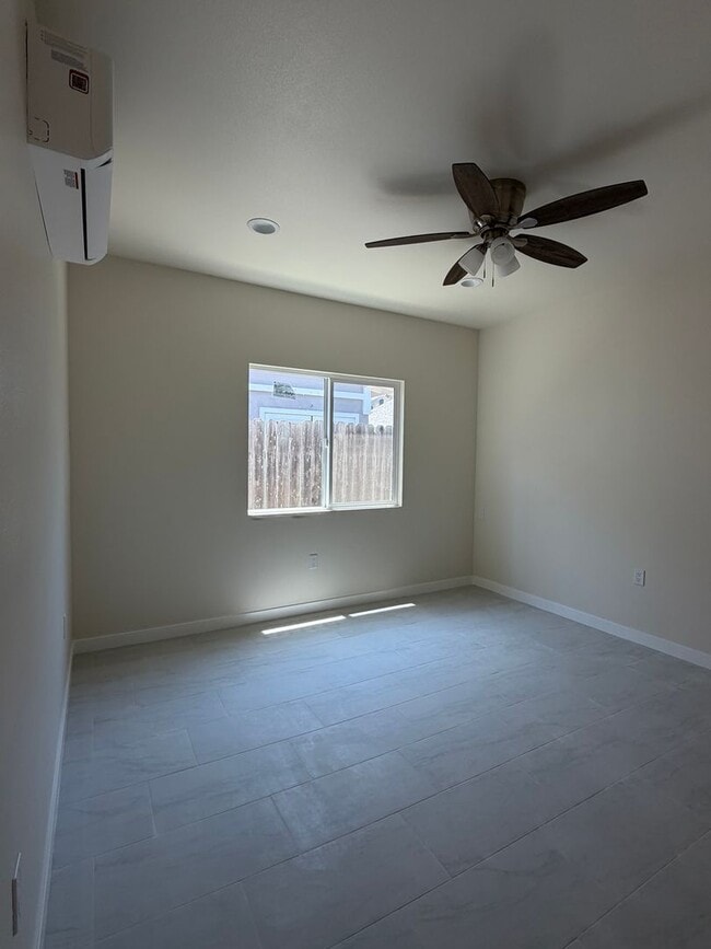 Foto del edificio - 1039 N Liberty Ln