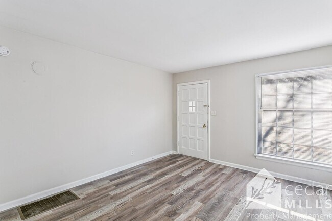 Foto del edificio - Updated, clean unit, with LARGE basement for storage!