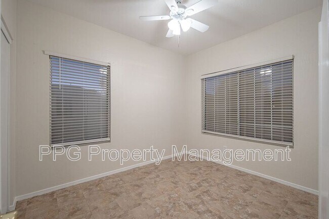 Foto del edificio - 13597 W Desert Flower Dr