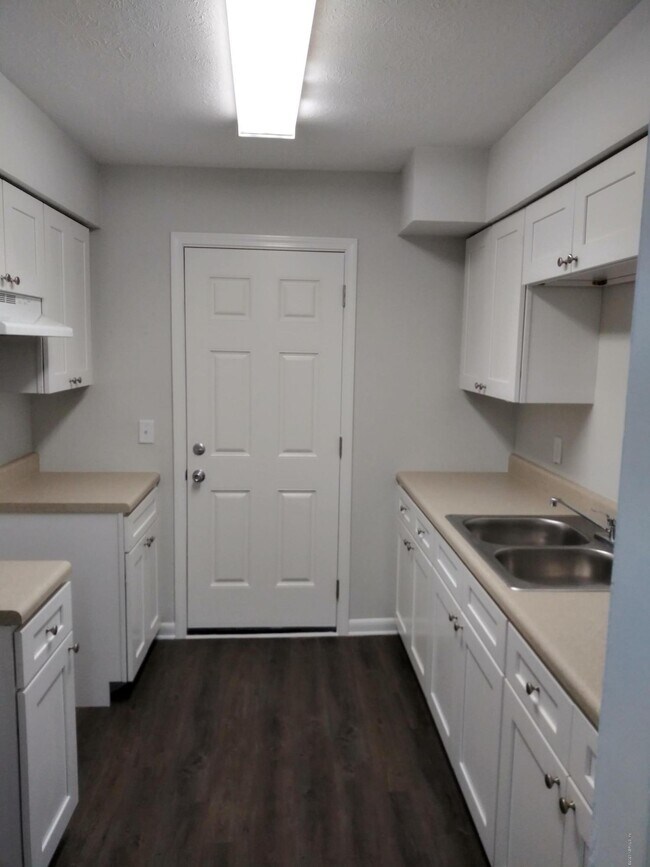 Foto del edificio - 2216 Spring Park Rd