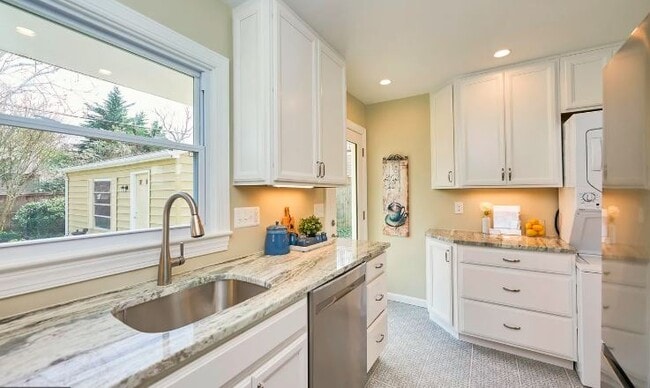 Building Photo - 6911 Duke Dr