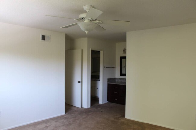 Building Photo - 16581 Regina Cir