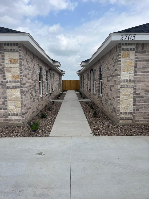 Primary Photo - 2709 E Israel Ave