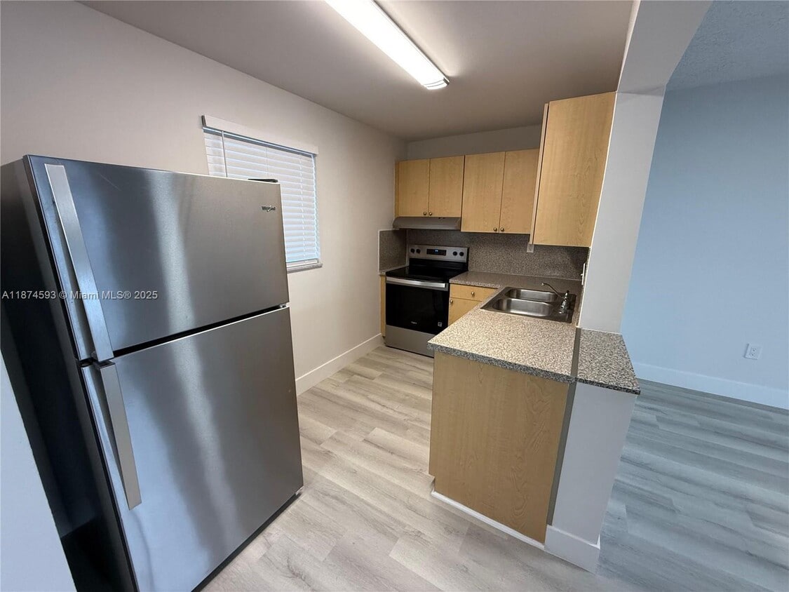 Foto principal - 3626 NE 168th St