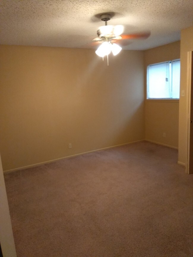 Building Photo - 1014 Castle Heights Dr