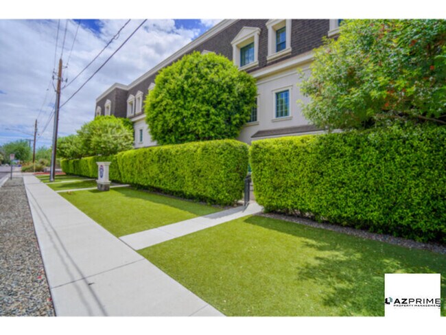 Foto del edificio - Live Modern in Phoenix With this Spacious 3/2.5 Townhome Designed for Comfort and Functionality.