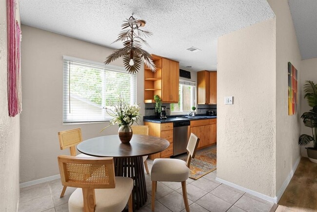 Building Photo - 2320 Montclaire St