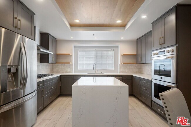 Foto del edificio - 2222 Neilson Wy