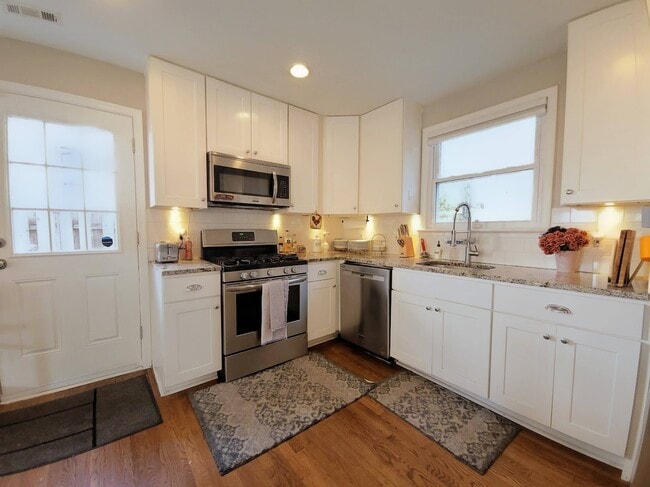 Open Kitchen Mainfloor - 9605 Singleton Dr