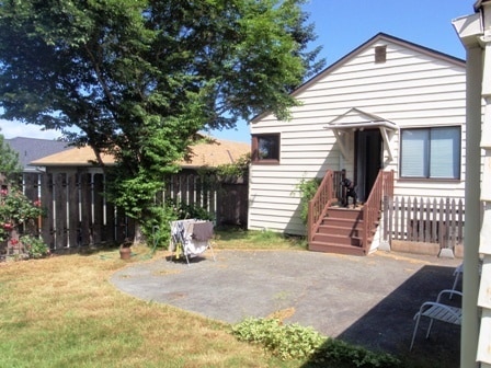 Building Photo - Charming Home in Seattle-Maple Leaf Area!