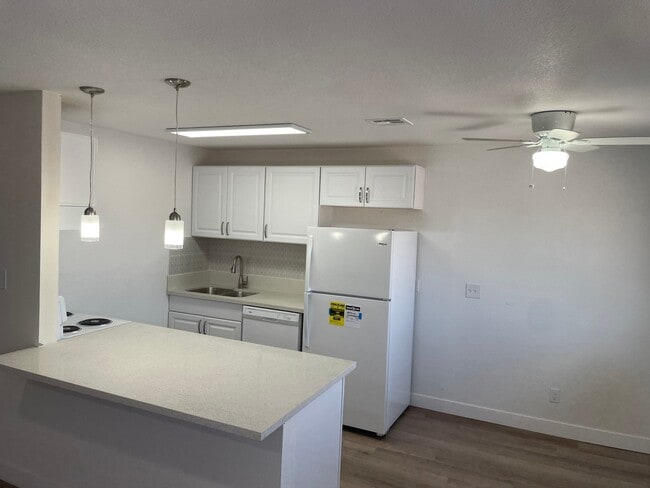 Building Photo - 432 E Sunset Rd