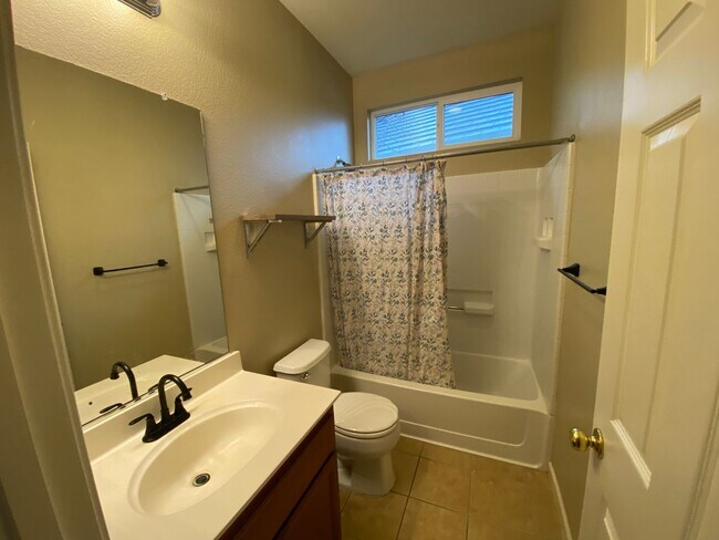 Foto del edificio - Warm 3 bedroom Home with a Great Room Concept
