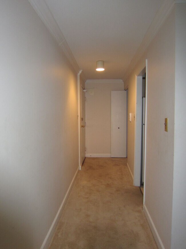 Foto del edificio - Conveniently located near Tysons, Metrobus, the Toll Road, and West Falls Metro.