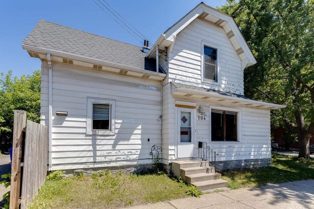 Primary Photo - 104 Dale St N