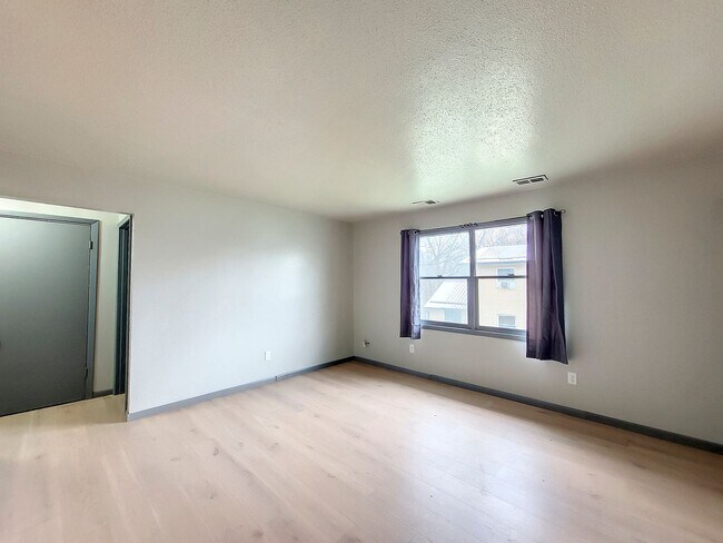 Foto del edificio - 303 Larson Ct