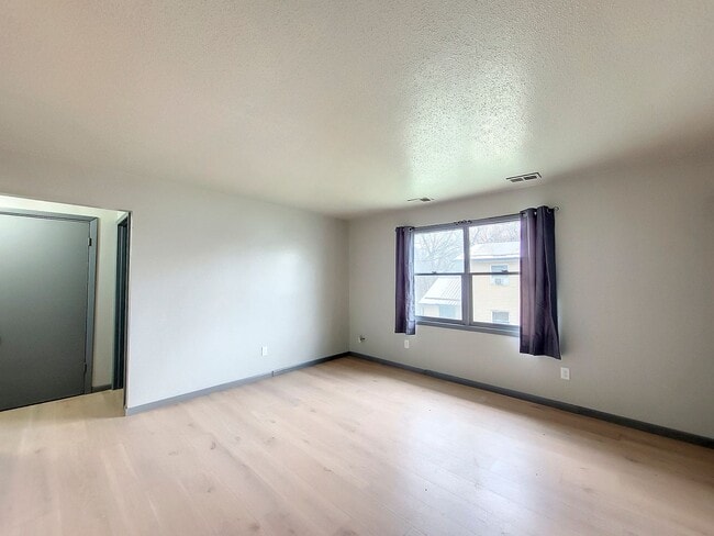 Building Photo - 303 Larson Ct