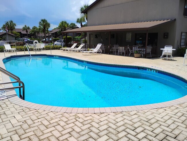 Foto del edificio - Annual Unfurnished 2 Bed 1 Bath Second Flo...