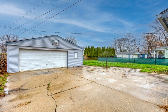 Building Photo - 13679 Sidonie Ave