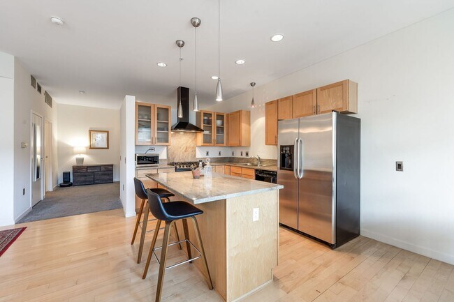 Building Photo - 1BD, 1BA Downtown Denver Condo with Garage...