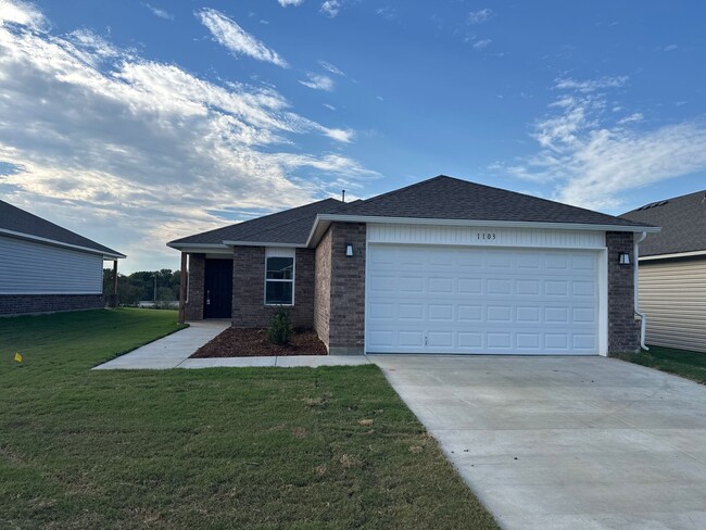 Building Photo - Newer 3-Bed, 2-Bath Home in Claremore — Modern Comfort & Style Designed for You