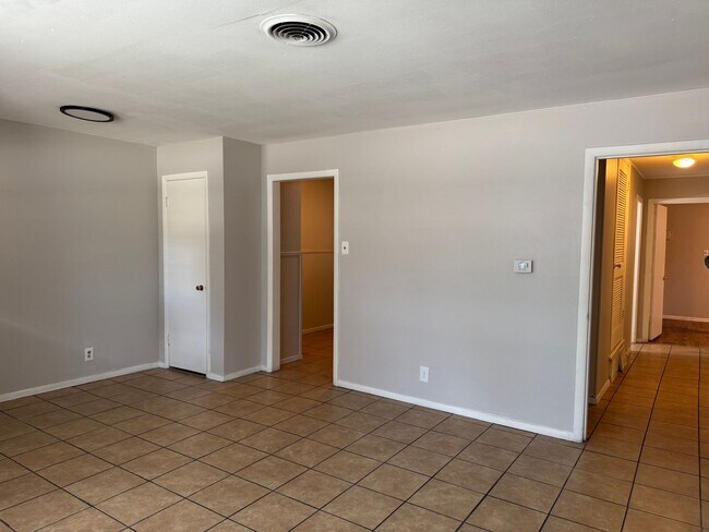Building Photo - 409 E Lilly Ln