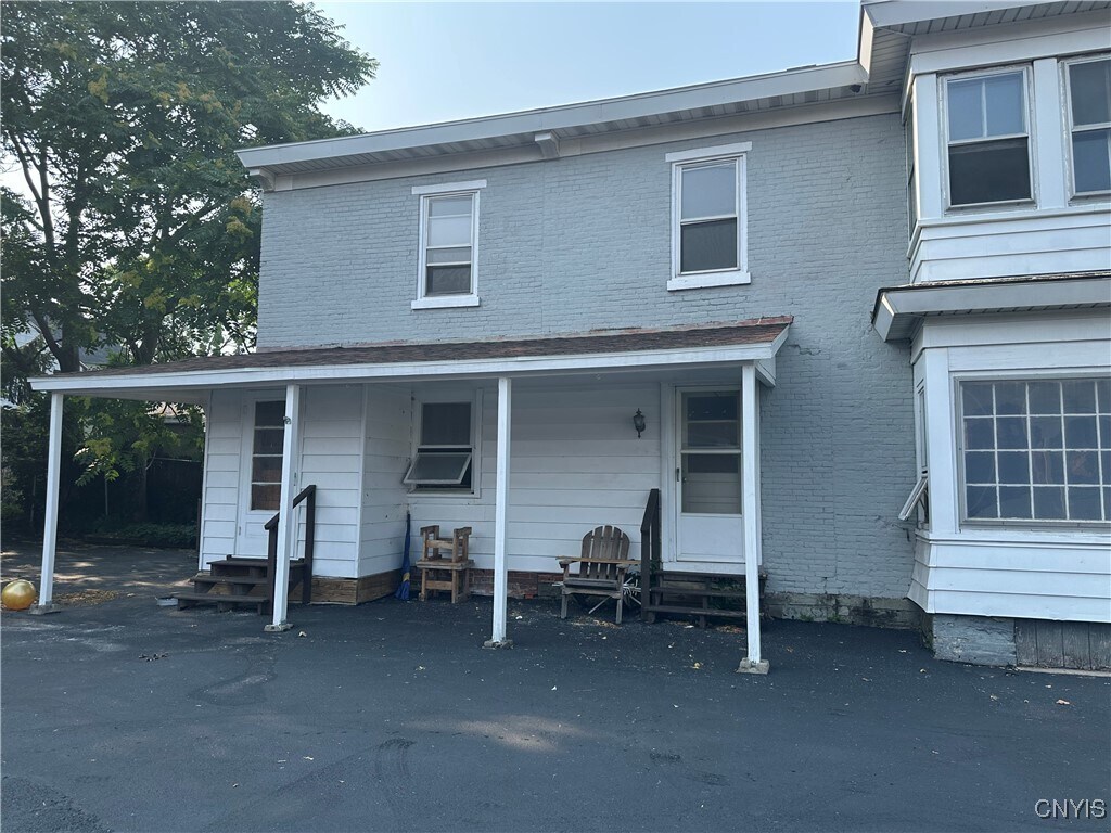 Foto principal - 64 E 5th St