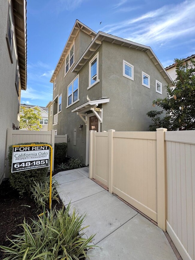 Building Photo - Riverpark Townhome