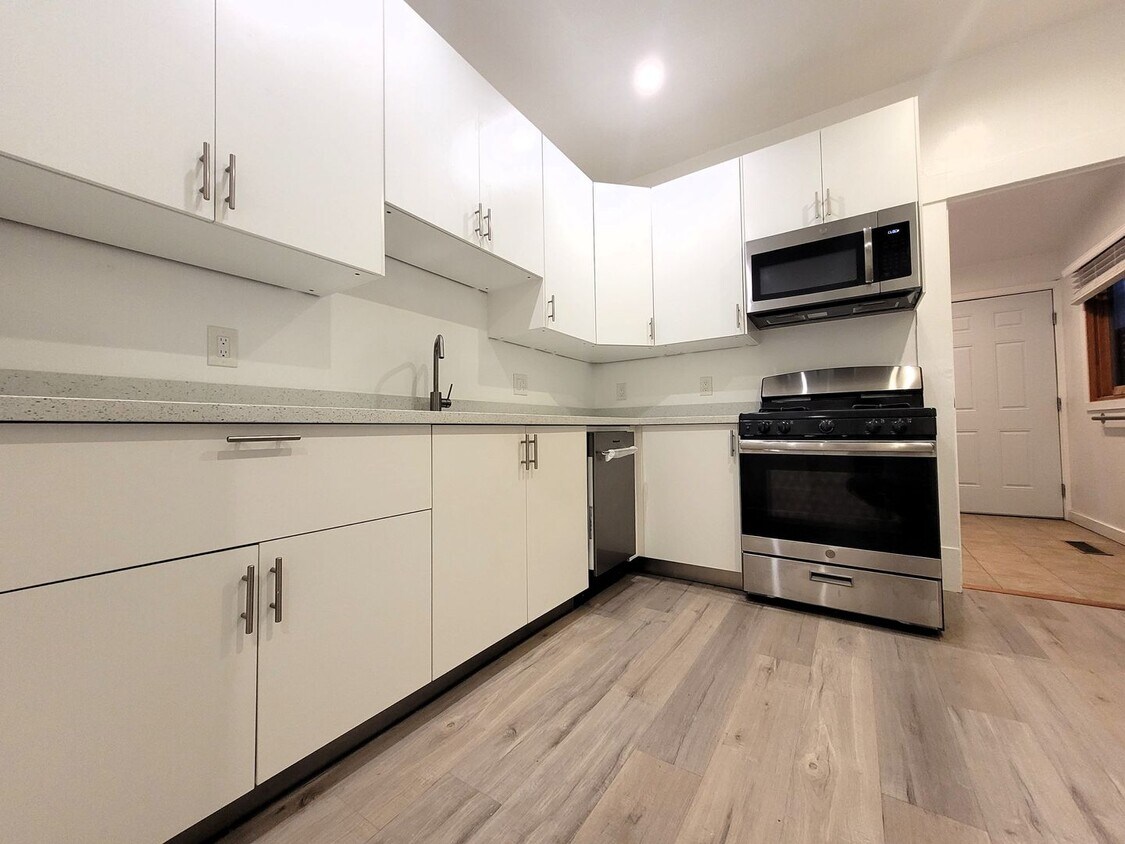Primary Photo - 432 Collingwood St