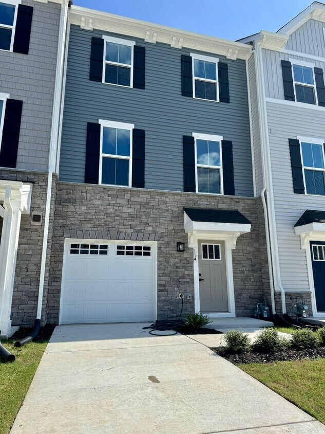 Foto principal - 3 Bedroom Townhouse w/garage located in Po...