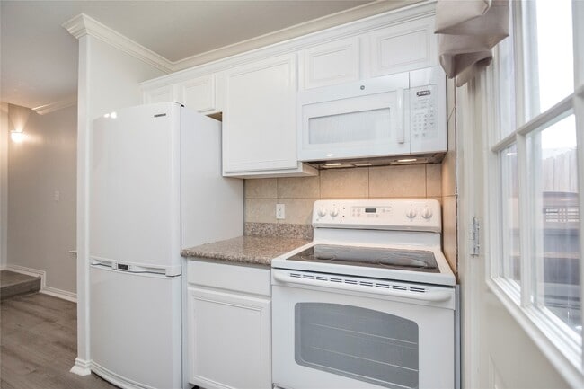 Foto del edificio - 9610 Elmview Pl