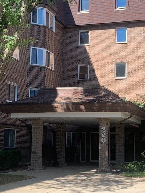 Building Photo - 220 S Roselle Rd