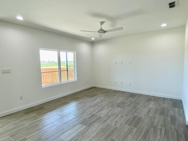 Building Photo - 313 Deer Path Lp