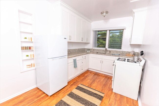 Building Photo - 212 S Reeves Dr