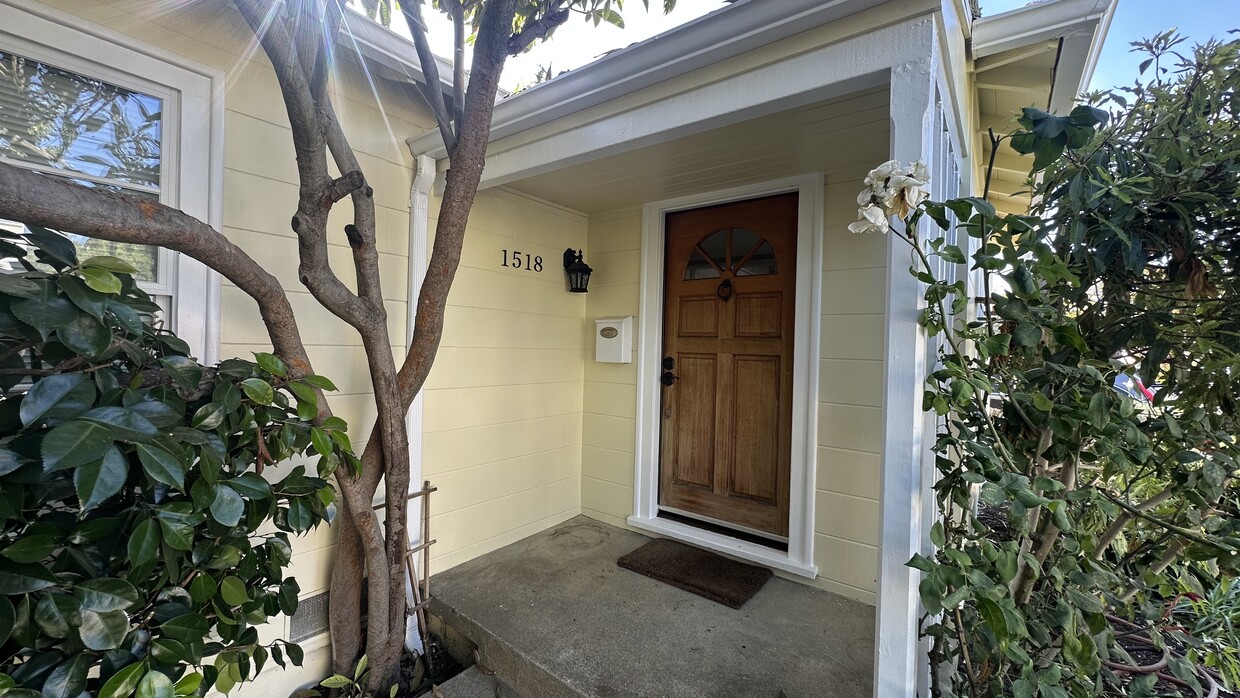 Primary Photo - 1518 Cornell Ave