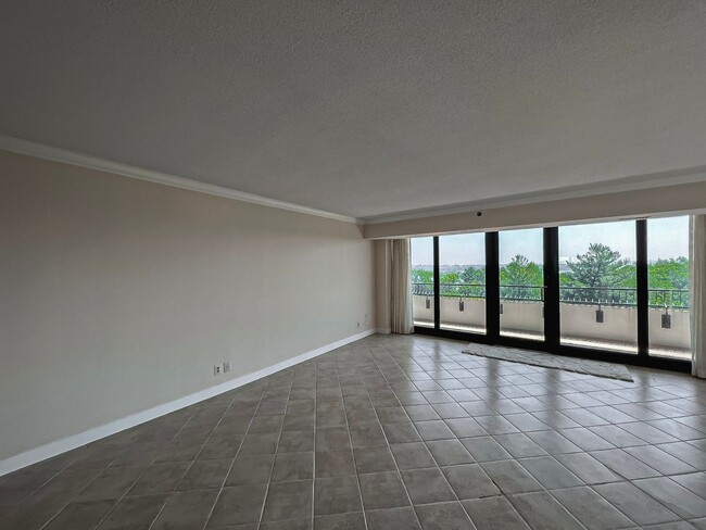 Building Photo - Fantastic 3 Bedroom 3 Bathroom Condo With ...