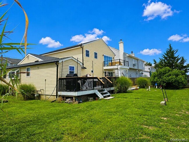 Foto del edificio - 2706 Peconic Ave