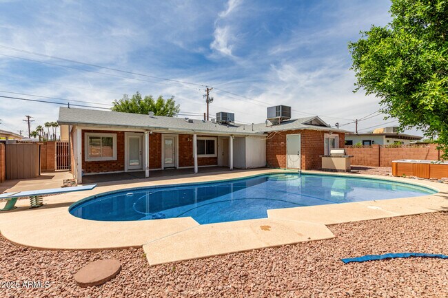 Foto del edificio - 2217 N 74th St