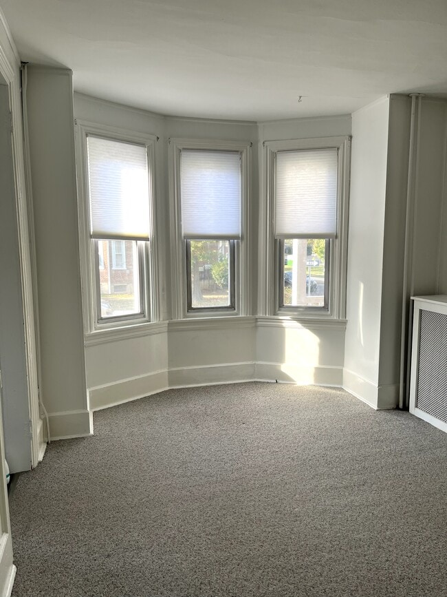 Ventanales con persianas de privacidad - 403 School St