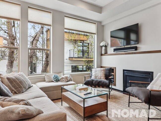 Building Photo - 3 Bedroom Townhome in Denver